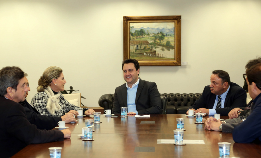 O governador Carlos Massa Ratinho Junior recebeu nesta segunda-feira (19), no Palácio Iguaçu, uma comitiva com empresários de Ponta Grossa. O grupo entregou convite para a 15ª edição do Prêmio Mérito Empresarial. O evento promovido pela Associação Comercial, Industrial e Empresarial de Ponta Grossa (ACIPG), em parceria com o Sindilojas e a Sociedade Rural dos Campos Gerais, vai acontecer na terça-feira (27), às 19h30, na sede social do Clube Ponta-Lagoa. Foto: Gilson Abreu/AEN