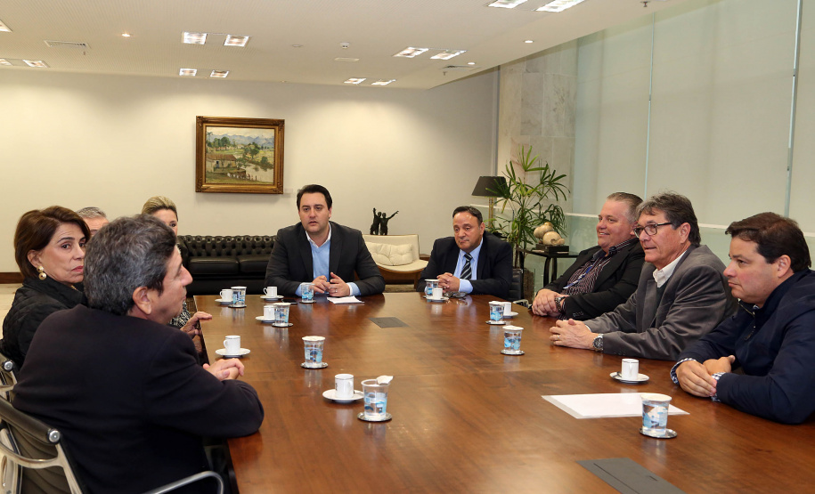 O governador Carlos Massa Ratinho Junior recebeu nesta segunda-feira (19), no Palácio Iguaçu, uma comitiva com empresários de Ponta Grossa. O grupo entregou convite para a 15ª edição do Prêmio Mérito Empresarial. O evento promovido pela Associação Comercial, Industrial e Empresarial de Ponta Grossa (ACIPG), em parceria com o Sindilojas e a Sociedade Rural dos Campos Gerais, vai acontecer na terça-feira (27), às 19h30, na sede social do Clube Ponta-Lagoa. Foto: Gilson Abreu/AEN