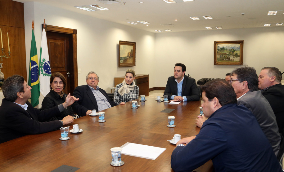 O governador Carlos Massa Ratinho Junior recebeu nesta segunda-feira (19), no Palácio Iguaçu, uma comitiva com empresários de Ponta Grossa. O grupo entregou convite para a 15ª edição do Prêmio Mérito Empresarial. O evento promovido pela Associação Comercial, Industrial e Empresarial de Ponta Grossa (ACIPG), em parceria com o Sindilojas e a Sociedade Rural dos Campos Gerais, vai acontecer na terça-feira (27), às 19h30, na sede social do Clube Ponta-Lagoa. Foto: Gilson Abreu/AEN