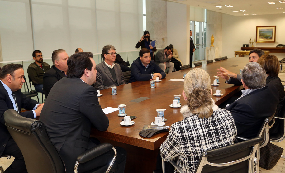 O governador Carlos Massa Ratinho Junior recebeu nesta segunda-feira (19), no Palácio Iguaçu, uma comitiva com empresários de Ponta Grossa. O grupo entregou convite para a 15ª edição do Prêmio Mérito Empresarial. O evento promovido pela Associação Comercial, Industrial e Empresarial de Ponta Grossa (ACIPG), em parceria com o Sindilojas e a Sociedade Rural dos Campos Gerais, vai acontecer na terça-feira (27), às 19h30, na sede social do Clube Ponta-Lagoa. Foto: Gilson Abreu/AEN
