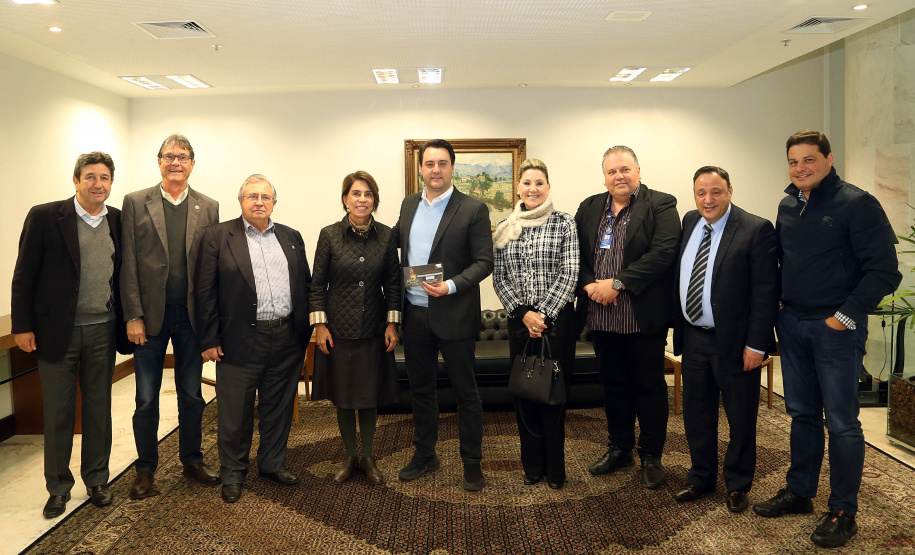 O governador Carlos Massa Ratinho Junior recebeu nesta segunda-feira (19), no Palácio Iguaçu, uma comitiva com empresários de Ponta Grossa. O grupo entregou convite para a 15ª edição do Prêmio Mérito Empresarial. O evento promovido pela Associação Comercial, Industrial e Empresarial de Ponta Grossa (ACIPG), em parceria com o Sindilojas e a Sociedade Rural dos Campos Gerais, vai acontecer na terça-feira (27), às 19h30, na sede social do Clube Ponta-Lagoa. Foto: Gilson Abreu/AEN