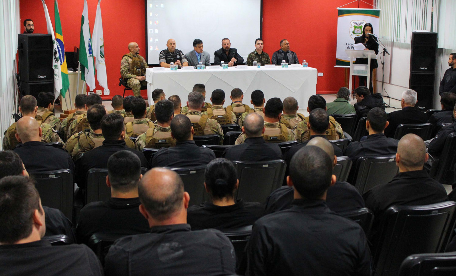 A Polícia Civil do Paraná abriu nesta segunda-feira (19), em Curitiba, o 2º Estágio em Táticas e Operações Policiais. A aula inaugural ocorreu pela manhã na Escola Superior da Polícia Civil (ESPC). Nesta edição, 16 policiais passarão pelo estágio, que envolve teoria e prática de aperfeiçoamento em operações. Foto: Divulgação/Polícia Civil
