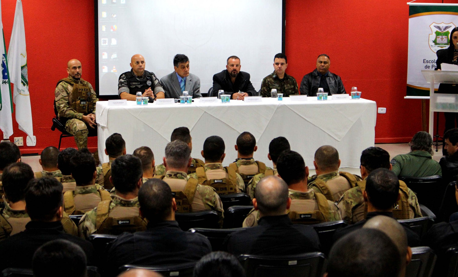 A Polícia Civil do Paraná abriu nesta segunda-feira (19), em Curitiba, o 2º Estágio em Táticas e Operações Policiais. A aula inaugural ocorreu pela manhã na Escola Superior da Polícia Civil (ESPC). Nesta edição, 16 policiais passarão pelo estágio, que envolve teoria e prática de aperfeiçoamento em operações. Foto: Divulgação/Polícia Civil