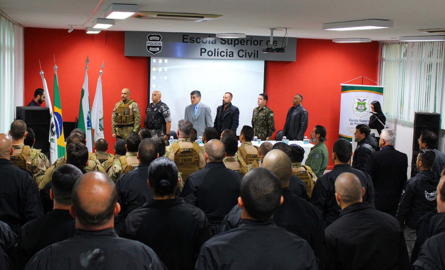 A Polícia Civil do Paraná abriu nesta segunda-feira (19), em Curitiba, o 2º Estágio em Táticas e Operações Policiais. A aula inaugural ocorreu pela manhã na Escola Superior da Polícia Civil (ESPC). Nesta edição, 16 policiais passarão pelo estágio, que envolve teoria e prática de aperfeiçoamento em operações. Foto: Divulgação/Polícia Civil