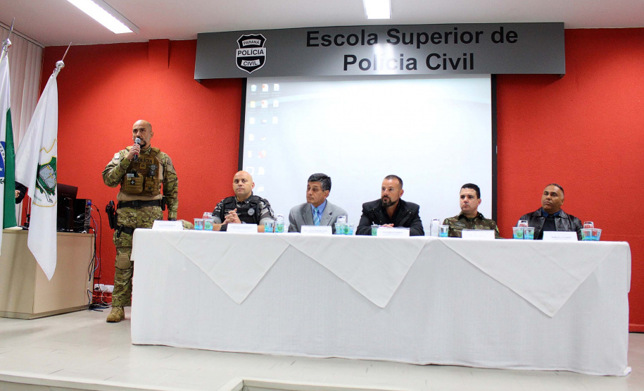 A Polícia Civil do Paraná abriu nesta segunda-feira (19), em Curitiba, o 2º Estágio em Táticas e Operações Policiais. A aula inaugural ocorreu pela manhã na Escola Superior da Polícia Civil (ESPC). Nesta edição, 16 policiais passarão pelo estágio, que envolve teoria e prática de aperfeiçoamento em operações. Foto: Divulgação/Polícia Civil