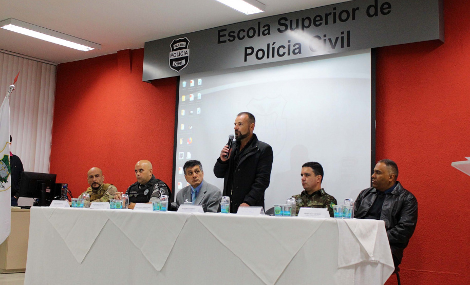 A Polícia Civil do Paraná abriu nesta segunda-feira (19), em Curitiba, o 2º Estágio em Táticas e Operações Policiais. A aula inaugural ocorreu pela manhã na Escola Superior da Polícia Civil (ESPC). Nesta edição, 16 policiais passarão pelo estágio, que envolve teoria e prática de aperfeiçoamento em operações. Foto: Divulgação/Polícia Civil