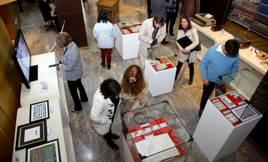Foi aberta nesta segunda-feira (19) a mostra em comemoração aos 70 anos da Biblioteca da Procuradoria-Geral do Estado. Reunindo documentos históricos da biblioteca e da instituição, a mostra é o pontapé inicial de um trabalho de resgate da história da Procuradoria. A exposição está instalada no hall de entrada da PGE, na Rua Paula Gomes, número 145- bairro São Francisco.