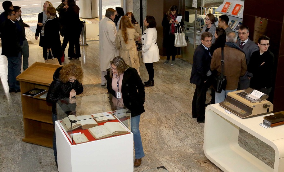 Foi aberta nesta segunda-feira (19) a mostra em comemoração aos 70 anos da Biblioteca da Procuradoria-Geral do Estado. Reunindo documentos históricos da biblioteca e da instituição, a mostra é o pontapé inicial de um trabalho de resgate da história da Procuradoria. A exposição está instalada no hall de entrada da PGE, na Rua Paula Gomes, número 145- bairro São Francisco.