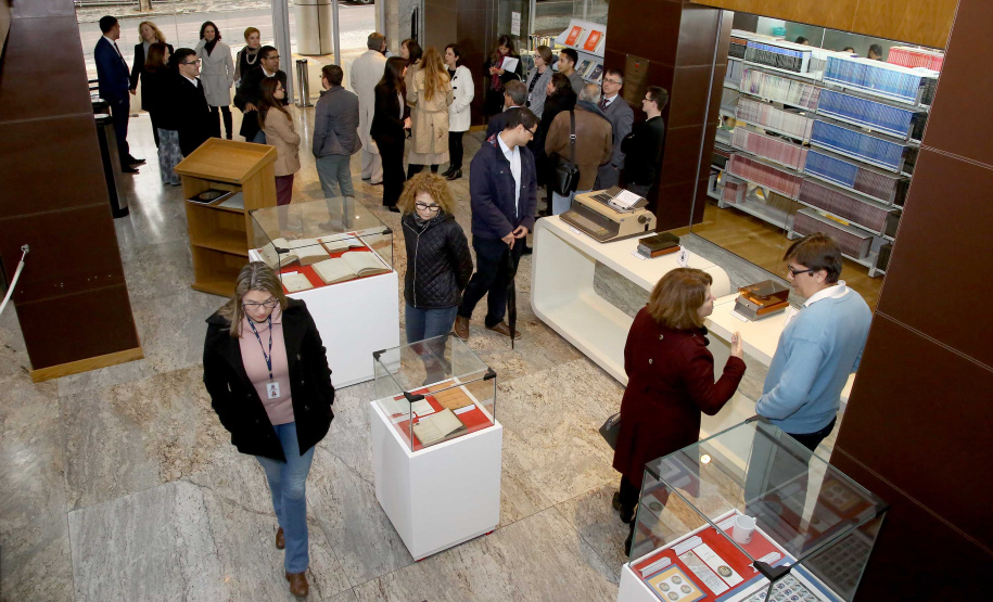 Foi aberta nesta segunda-feira (19) a mostra em comemoração aos 70 anos da Biblioteca da Procuradoria-Geral do Estado. Reunindo documentos históricos da biblioteca e da instituição, a mostra é o pontapé inicial de um trabalho de resgate da história da Procuradoria. A exposição está instalada no hall de entrada da PGE, na Rua Paula Gomes, número 145- bairro São Francisco.
