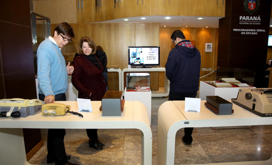 Foi aberta nesta segunda-feira (19) a mostra em comemoração aos 70 anos da Biblioteca da Procuradoria-Geral do Estado. Reunindo documentos históricos da biblioteca e da instituição, a mostra é o pontapé inicial de um trabalho de resgate da história da Procuradoria. A exposição está instalada no hall de entrada da PGE, na Rua Paula Gomes, número 145- bairro São Francisco.