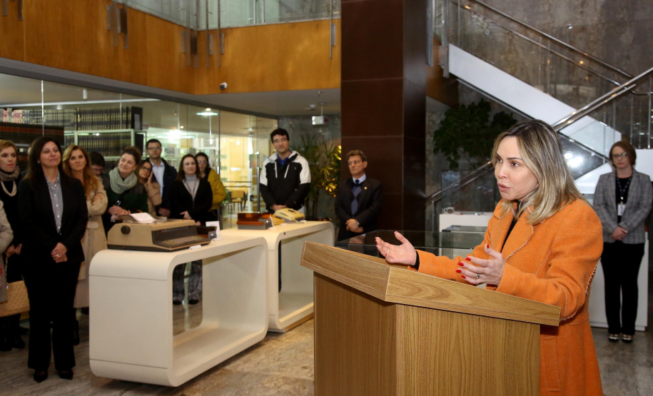 Foi aberta nesta segunda-feira (19) a mostra em comemoração aos 70 anos da Biblioteca da Procuradoria-Geral do Estado. Reunindo documentos históricos da biblioteca e da instituição, a mostra é o pontapé inicial de um trabalho de resgate da história da Procuradoria. A exposição está instalada no hall de entrada da PGE, na Rua Paula Gomes, número 145- bairro São Francisco.