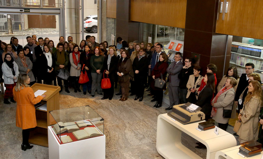 Foi aberta nesta segunda-feira (19) a mostra em comemoração aos 70 anos da Biblioteca da Procuradoria-Geral do Estado. Reunindo documentos históricos da biblioteca e da instituição, a mostra é o pontapé inicial de um trabalho de resgate da história da Procuradoria. A exposição está instalada no hall de entrada da PGE, na Rua Paula Gomes, número 145- bairro São Francisco.