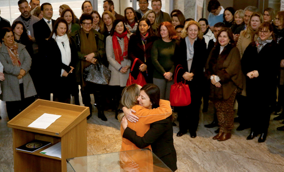 Foi aberta nesta segunda-feira (19) a mostra em comemoração aos 70 anos da Biblioteca da Procuradoria-Geral do Estado. Reunindo documentos históricos da biblioteca e da instituição, a mostra é o pontapé inicial de um trabalho de resgate da história da Procuradoria. A exposição está instalada no hall de entrada da PGE, na Rua Paula Gomes, número 145- bairro São Francisco.
