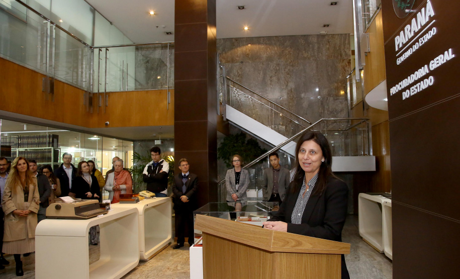 Foi aberta nesta segunda-feira (19) a mostra em comemoração aos 70 anos da Biblioteca da Procuradoria-Geral do Estado. Reunindo documentos históricos da biblioteca e da instituição, a mostra é o pontapé inicial de um trabalho de resgate da história da Procuradoria. A exposição está instalada no hall de entrada da PGE, na Rua Paula Gomes, número 145- bairro São Francisco.
