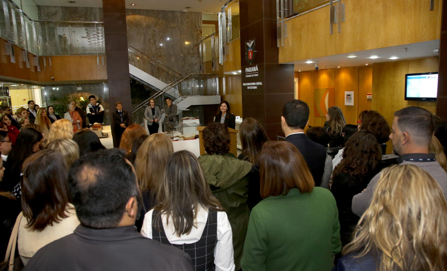 Foi aberta nesta segunda-feira (19) a mostra em comemoração aos 70 anos da Biblioteca da Procuradoria-Geral do Estado. Reunindo documentos históricos da biblioteca e da instituição, a mostra é o pontapé inicial de um trabalho de resgate da história da Procuradoria. A exposição está instalada no hall de entrada da PGE, na Rua Paula Gomes, número 145- bairro São Francisco.