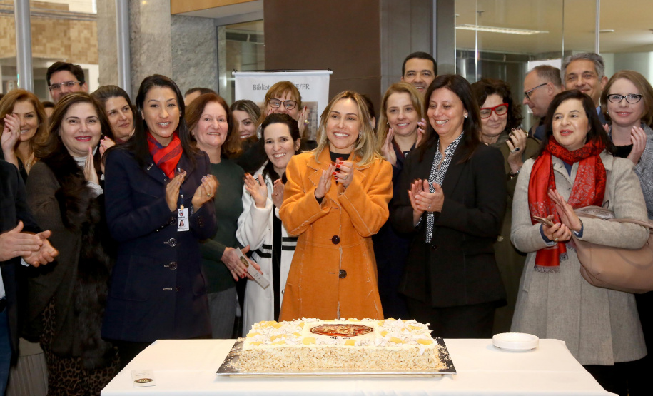 Foi aberta nesta segunda-feira (19) a mostra em comemoração aos 70 anos da Biblioteca da Procuradoria-Geral do Estado. Reunindo documentos históricos da biblioteca e da instituição, a mostra é o pontapé inicial de um trabalho de resgate da história da Procuradoria. A exposição está instalada no hall de entrada da PGE, na Rua Paula Gomes, número 145- bairro São Francisco.