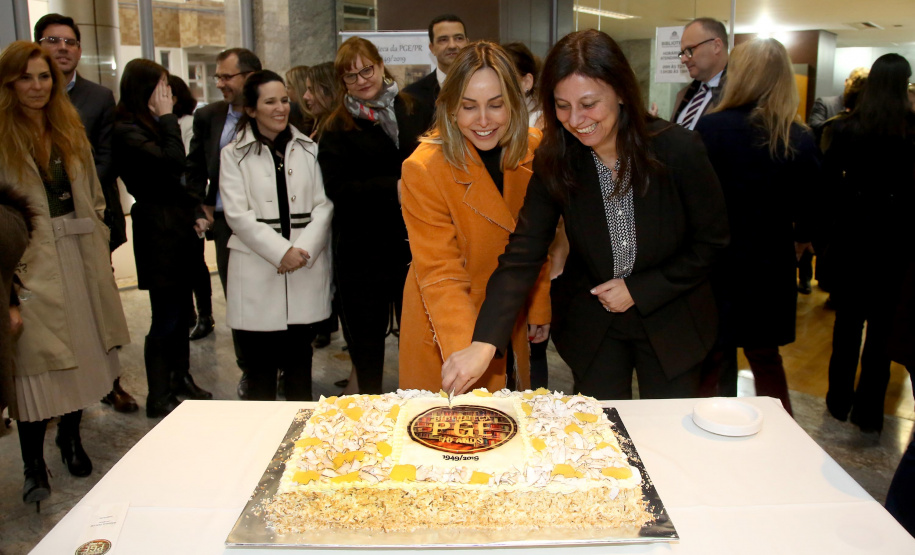 Foi aberta nesta segunda-feira (19) a mostra em comemoração aos 70 anos da Biblioteca da Procuradoria-Geral do Estado. Reunindo documentos históricos da biblioteca e da instituição, a mostra é o pontapé inicial de um trabalho de resgate da história da Procuradoria. A exposição está instalada no hall de entrada da PGE, na Rua Paula Gomes, número 145- bairro São Francisco.