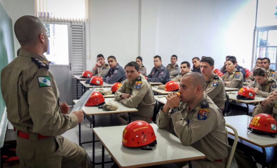 Uma busca que exige mergulhos em locais profundos, salvamento em áreas remotas ou em montanhas, resgate a pessoas soterradas. Estes são alguns exemplos de situações extremas que exigem uma atuação especializada do Corpo de Bombeiros. No Paraná, os profissionais passam por treinamentos especiais que os preparam para agir de forma rápida e eficiente sempre que precisam atender situações complexas, muito além do combate a incêndios. Foto: Divulgação/Corpo de Bombeiros