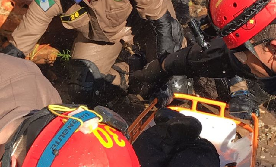 Uma busca que exige mergulhos em locais profundos, salvamento em áreas remotas ou em montanhas, resgate a pessoas soterradas. Estes são alguns exemplos de situações extremas que exigem uma atuação especializada do Corpo de Bombeiros. No Paraná, os profissionais passam por treinamentos especiais que os preparam para agir de forma rápida e eficiente sempre que precisam atender situações complexas, muito além do combate a incêndios. Foto: Divulgação/Corpo de Bombeiros