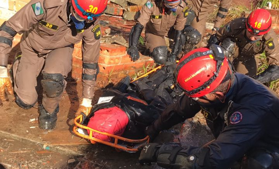 Uma busca que exige mergulhos em locais profundos, salvamento em áreas remotas ou em montanhas, resgate a pessoas soterradas. Estes são alguns exemplos de situações extremas que exigem uma atuação especializada do Corpo de Bombeiros. No Paraná, os profissionais passam por treinamentos especiais que os preparam para agir de forma rápida e eficiente sempre que precisam atender situações complexas, muito além do combate a incêndios. Foto: Divulgação/Corpo de Bombeiros