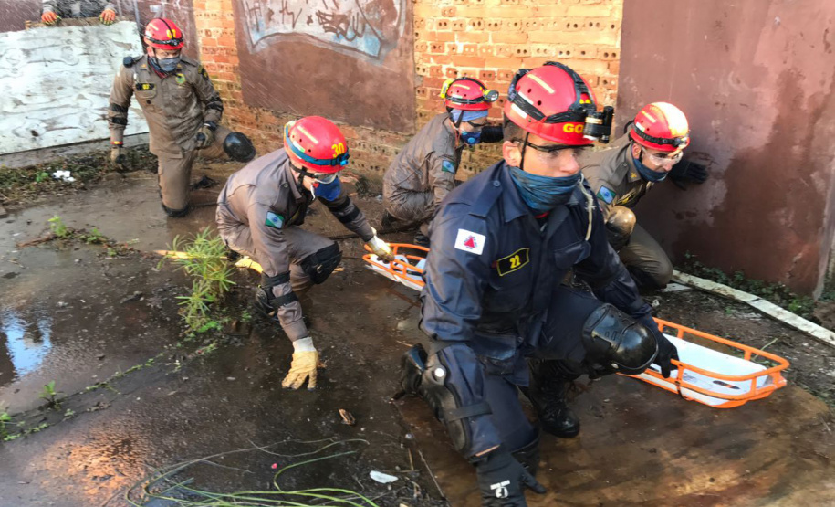 Uma busca que exige mergulhos em locais profundos, salvamento em áreas remotas ou em montanhas, resgate a pessoas soterradas. Estes são alguns exemplos de situações extremas que exigem uma atuação especializada do Corpo de Bombeiros. No Paraná, os profissionais passam por treinamentos especiais que os preparam para agir de forma rápida e eficiente sempre que precisam atender situações complexas, muito além do combate a incêndios. Foto: Divulgação/Corpo de Bombeiros