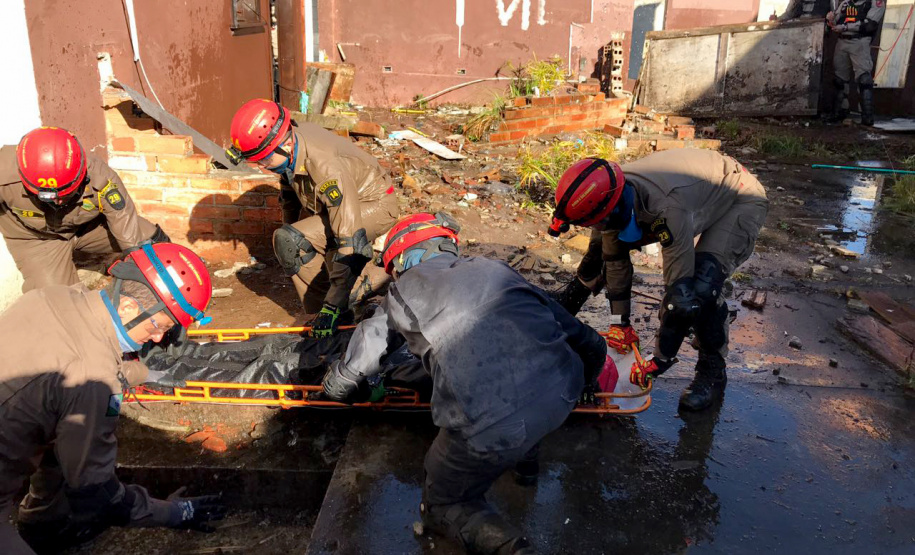 Uma busca que exige mergulhos em locais profundos, salvamento em áreas remotas ou em montanhas, resgate a pessoas soterradas. Estes são alguns exemplos de situações extremas que exigem uma atuação especializada do Corpo de Bombeiros. No Paraná, os profissionais passam por treinamentos especiais que os preparam para agir de forma rápida e eficiente sempre que precisam atender situações complexas, muito além do combate a incêndios. Foto: Divulgação/Corpo de Bombeiros