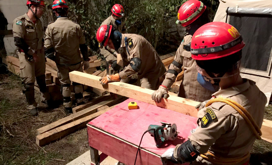 Uma busca que exige mergulhos em locais profundos, salvamento em áreas remotas ou em montanhas, resgate a pessoas soterradas. Estes são alguns exemplos de situações extremas que exigem uma atuação especializada do Corpo de Bombeiros. No Paraná, os profissionais passam por treinamentos especiais que os preparam para agir de forma rápida e eficiente sempre que precisam atender situações complexas, muito além do combate a incêndios. Foto: Divulgação/Corpo de Bombeiros