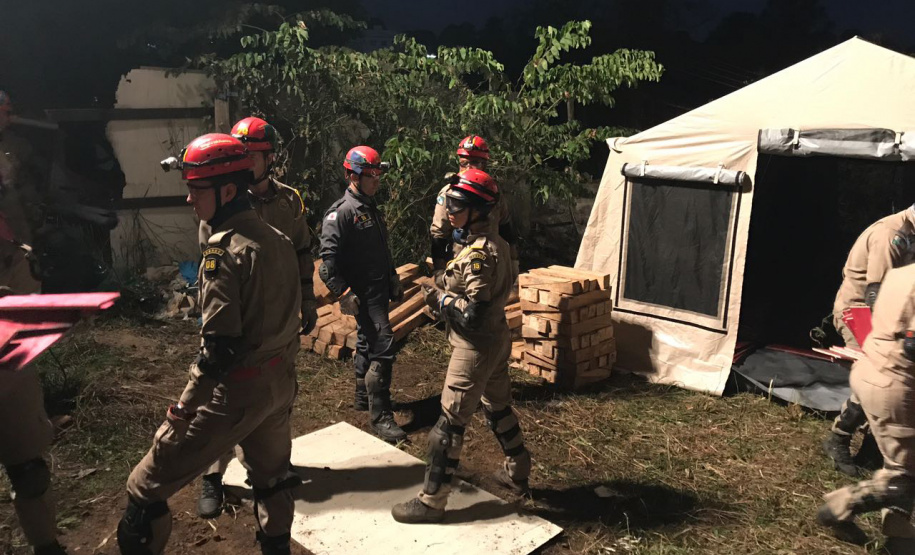 Uma busca que exige mergulhos em locais profundos, salvamento em áreas remotas ou em montanhas, resgate a pessoas soterradas. Estes são alguns exemplos de situações extremas que exigem uma atuação especializada do Corpo de Bombeiros. No Paraná, os profissionais passam por treinamentos especiais que os preparam para agir de forma rápida e eficiente sempre que precisam atender situações complexas, muito além do combate a incêndios. Foto: Divulgação/Corpo de Bombeiros