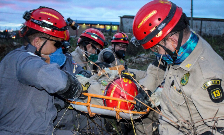 Uma busca que exige mergulhos em locais profundos, salvamento em áreas remotas ou em montanhas, resgate a pessoas soterradas. Estes são alguns exemplos de situações extremas que exigem uma atuação especializada do Corpo de Bombeiros. No Paraná, os profissionais passam por treinamentos especiais que os preparam para agir de forma rápida e eficiente sempre que precisam atender situações complexas, muito além do combate a incêndios. Foto: Divulgação/Corpo de Bombeiros