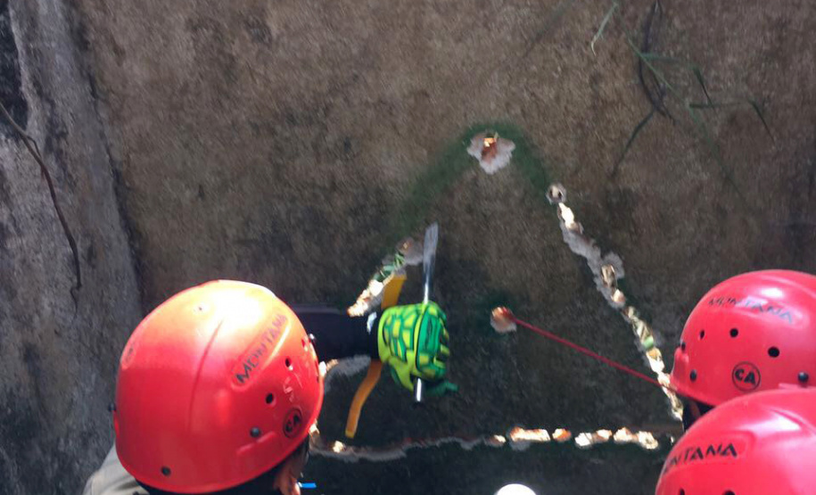 Uma busca que exige mergulhos em locais profundos, salvamento em áreas remotas ou em montanhas, resgate a pessoas soterradas. Estes são alguns exemplos de situações extremas que exigem uma atuação especializada do Corpo de Bombeiros. No Paraná, os profissionais passam por treinamentos especiais que os preparam para agir de forma rápida e eficiente sempre que precisam atender situações complexas, muito além do combate a incêndios. Foto: Divulgação/Corpo de Bombeiros