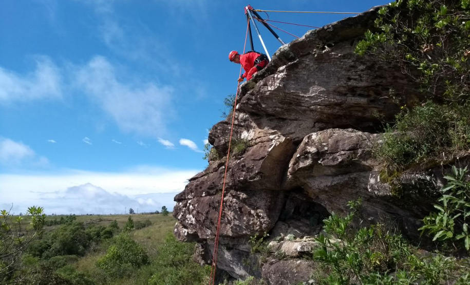 Uma busca que exige mergulhos em locais profundos, salvamento em áreas remotas ou em montanhas, resgate a pessoas soterradas. Estes são alguns exemplos de situações extremas que exigem uma atuação especializada do Corpo de Bombeiros. No Paraná, os profissionais passam por treinamentos especiais que os preparam para agir de forma rápida e eficiente sempre que precisam atender situações complexas, muito além do combate a incêndios. Foto: Divulgação/Corpo de Bombeiros
