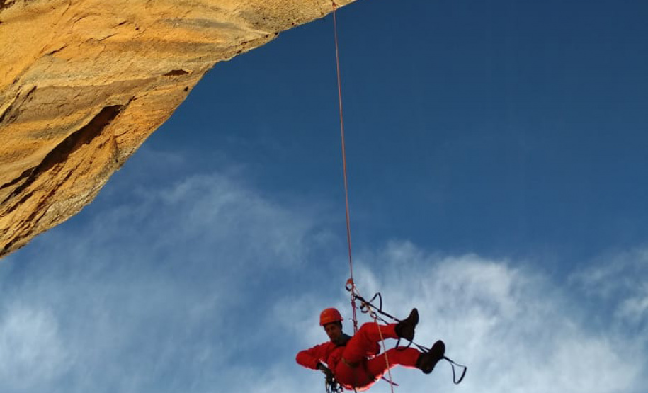 Uma busca que exige mergulhos em locais profundos, salvamento em áreas remotas ou em montanhas, resgate a pessoas soterradas. Estes são alguns exemplos de situações extremas que exigem uma atuação especializada do Corpo de Bombeiros. No Paraná, os profissionais passam por treinamentos especiais que os preparam para agir de forma rápida e eficiente sempre que precisam atender situações complexas, muito além do combate a incêndios. Foto: Divulgação/Corpo de Bombeiros