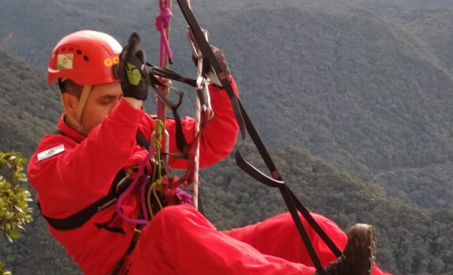 Uma busca que exige mergulhos em locais profundos, salvamento em áreas remotas ou em montanhas, resgate a pessoas soterradas. Estes são alguns exemplos de situações extremas que exigem uma atuação especializada do Corpo de Bombeiros. No Paraná, os profissionais passam por treinamentos especiais que os preparam para agir de forma rápida e eficiente sempre que precisam atender situações complexas, muito além do combate a incêndios. Foto: Divulgação/Corpo de Bombeiros