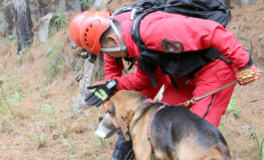 Uma busca que exige mergulhos em locais profundos, salvamento em áreas remotas ou em montanhas, resgate a pessoas soterradas. Estes são alguns exemplos de situações extremas que exigem uma atuação especializada do Corpo de Bombeiros. No Paraná, os profissionais passam por treinamentos especiais que os preparam para agir de forma rápida e eficiente sempre que precisam atender situações complexas, muito além do combate a incêndios. Foto: Divulgação/Corpo de Bombeiros
