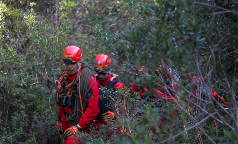 Uma busca que exige mergulhos em locais profundos, salvamento em áreas remotas ou em montanhas, resgate a pessoas soterradas. Estes são alguns exemplos de situações extremas que exigem uma atuação especializada do Corpo de Bombeiros. No Paraná, os profissionais passam por treinamentos especiais que os preparam para agir de forma rápida e eficiente sempre que precisam atender situações complexas, muito além do combate a incêndios. Foto: Divulgação/Corpo de Bombeiros