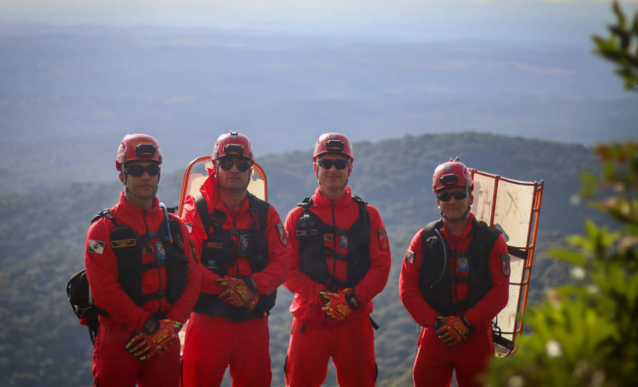 Uma busca que exige mergulhos em locais profundos, salvamento em áreas remotas ou em montanhas, resgate a pessoas soterradas. Estes são alguns exemplos de situações extremas que exigem uma atuação especializada do Corpo de Bombeiros. No Paraná, os profissionais passam por treinamentos especiais que os preparam para agir de forma rápida e eficiente sempre que precisam atender situações complexas, muito além do combate a incêndios. Foto: Divulgação/Corpo de Bombeiros