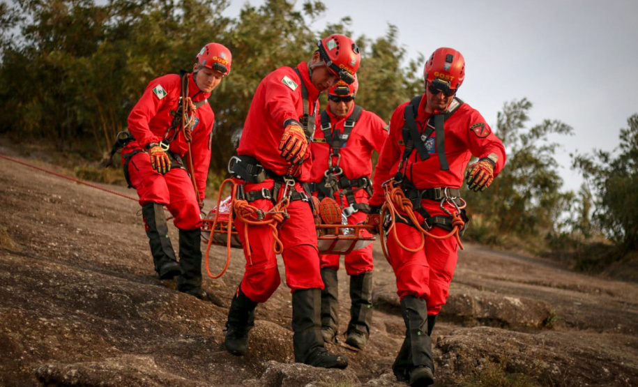 Uma busca que exige mergulhos em locais profundos, salvamento em áreas remotas ou em montanhas, resgate a pessoas soterradas. Estes são alguns exemplos de situações extremas que exigem uma atuação especializada do Corpo de Bombeiros. No Paraná, os profissionais passam por treinamentos especiais que os preparam para agir de forma rápida e eficiente sempre que precisam atender situações complexas, muito além do combate a incêndios. Foto: Divulgação/Corpo de Bombeiros