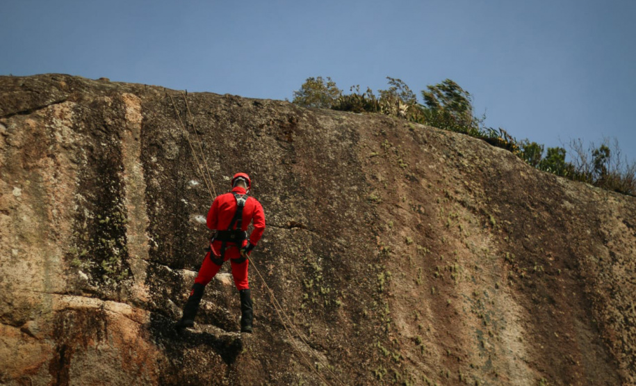 Uma busca que exige mergulhos em locais profundos, salvamento em áreas remotas ou em montanhas, resgate a pessoas soterradas. Estes são alguns exemplos de situações extremas que exigem uma atuação especializada do Corpo de Bombeiros. No Paraná, os profissionais passam por treinamentos especiais que os preparam para agir de forma rápida e eficiente sempre que precisam atender situações complexas, muito além do combate a incêndios. Foto: Divulgação/Corpo de Bombeiros