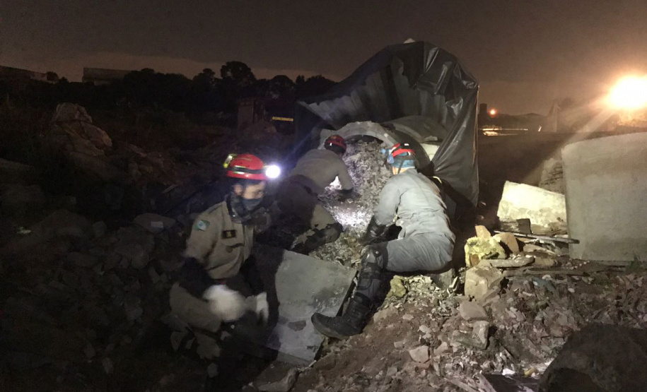 Uma busca que exige mergulhos em locais profundos, salvamento em áreas remotas ou em montanhas, resgate a pessoas soterradas. Estes são alguns exemplos de situações extremas que exigem uma atuação especializada do Corpo de Bombeiros. No Paraná, os profissionais passam por treinamentos especiais que os preparam para agir de forma rápida e eficiente sempre que precisam atender situações complexas, muito além do combate a incêndios. Foto: Divulgação/Corpo de Bombeiros