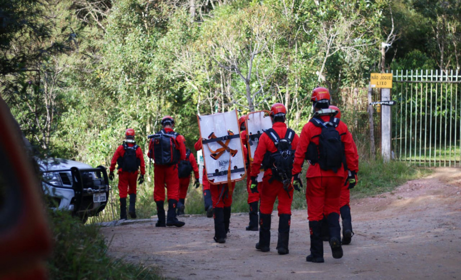 Uma busca que exige mergulhos em locais profundos, salvamento em áreas remotas ou em montanhas, resgate a pessoas soterradas. Estes são alguns exemplos de situações extremas que exigem uma atuação especializada do Corpo de Bombeiros. No Paraná, os profissionais passam por treinamentos especiais que os preparam para agir de forma rápida e eficiente sempre que precisam atender situações complexas, muito além do combate a incêndios. Foto: Divulgação/Corpo de Bombeiros