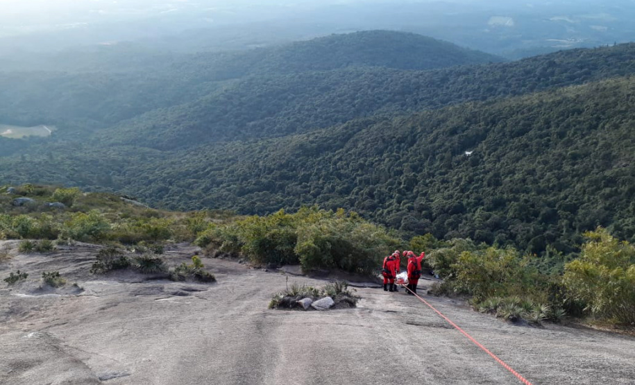 Uma busca que exige mergulhos em locais profundos, salvamento em áreas remotas ou em montanhas, resgate a pessoas soterradas. Estes são alguns exemplos de situações extremas que exigem uma atuação especializada do Corpo de Bombeiros. No Paraná, os profissionais passam por treinamentos especiais que os preparam para agir de forma rápida e eficiente sempre que precisam atender situações complexas, muito além do combate a incêndios. Foto: Divulgação/Corpo de Bombeiros