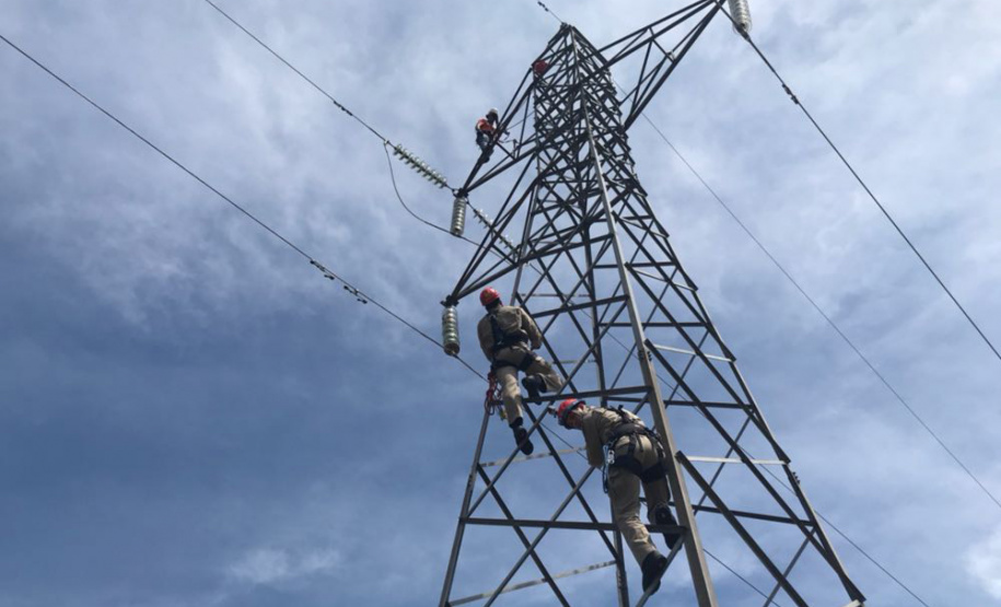 Uma busca que exige mergulhos em locais profundos, salvamento em áreas remotas ou em montanhas, resgate a pessoas soterradas. Estes são alguns exemplos de situações extremas que exigem uma atuação especializada do Corpo de Bombeiros. No Paraná, os profissionais passam por treinamentos especiais que os preparam para agir de forma rápida e eficiente sempre que precisam atender situações complexas, muito além do combate a incêndios. Foto: Divulgação/Corpo de Bombeiros