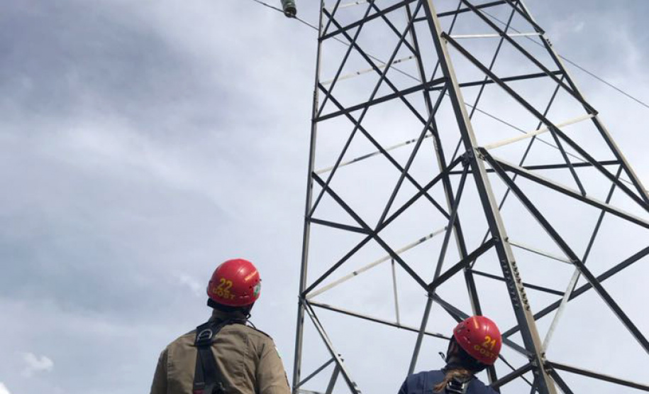Uma busca que exige mergulhos em locais profundos, salvamento em áreas remotas ou em montanhas, resgate a pessoas soterradas. Estes são alguns exemplos de situações extremas que exigem uma atuação especializada do Corpo de Bombeiros. No Paraná, os profissionais passam por treinamentos especiais que os preparam para agir de forma rápida e eficiente sempre que precisam atender situações complexas, muito além do combate a incêndios. Foto: Divulgação/Corpo de Bombeiros