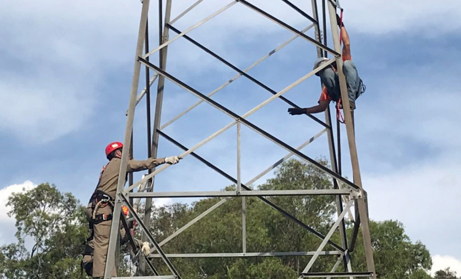 Uma busca que exige mergulhos em locais profundos, salvamento em áreas remotas ou em montanhas, resgate a pessoas soterradas. Estes são alguns exemplos de situações extremas que exigem uma atuação especializada do Corpo de Bombeiros. No Paraná, os profissionais passam por treinamentos especiais que os preparam para agir de forma rápida e eficiente sempre que precisam atender situações complexas, muito além do combate a incêndios. Foto: Divulgação/Corpo de Bombeiros