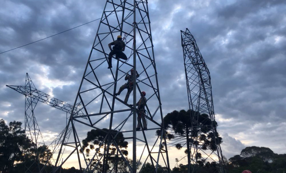 Uma busca que exige mergulhos em locais profundos, salvamento em áreas remotas ou em montanhas, resgate a pessoas soterradas. Estes são alguns exemplos de situações extremas que exigem uma atuação especializada do Corpo de Bombeiros. No Paraná, os profissionais passam por treinamentos especiais que os preparam para agir de forma rápida e eficiente sempre que precisam atender situações complexas, muito além do combate a incêndios. Foto: Divulgação/Corpo de Bombeiros