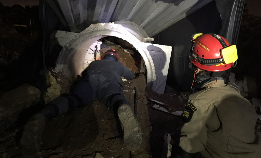 Uma busca que exige mergulhos em locais profundos, salvamento em áreas remotas ou em montanhas, resgate a pessoas soterradas. Estes são alguns exemplos de situações extremas que exigem uma atuação especializada do Corpo de Bombeiros. No Paraná, os profissionais passam por treinamentos especiais que os preparam para agir de forma rápida e eficiente sempre que precisam atender situações complexas, muito além do combate a incêndios. Foto: Divulgação/Corpo de Bombeiros