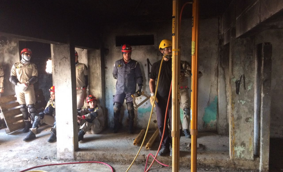 Uma busca que exige mergulhos em locais profundos, salvamento em áreas remotas ou em montanhas, resgate a pessoas soterradas. Estes são alguns exemplos de situações extremas que exigem uma atuação especializada do Corpo de Bombeiros. No Paraná, os profissionais passam por treinamentos especiais que os preparam para agir de forma rápida e eficiente sempre que precisam atender situações complexas, muito além do combate a incêndios. Foto: Divulgação/Corpo de Bombeiros