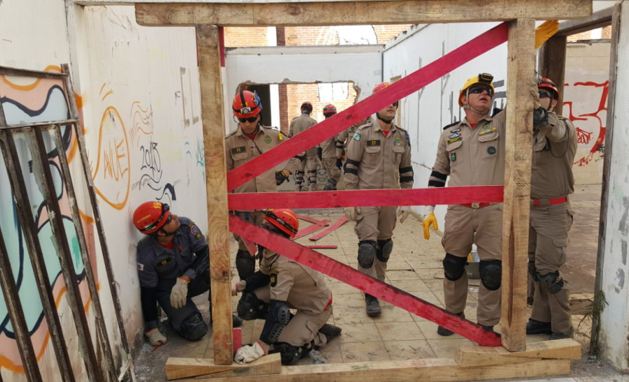 Uma busca que exige mergulhos em locais profundos, salvamento em áreas remotas ou em montanhas, resgate a pessoas soterradas. Estes são alguns exemplos de situações extremas que exigem uma atuação especializada do Corpo de Bombeiros. No Paraná, os profissionais passam por treinamentos especiais que os preparam para agir de forma rápida e eficiente sempre que precisam atender situações complexas, muito além do combate a incêndios. Foto: Divulgação/Corpo de Bombeiros