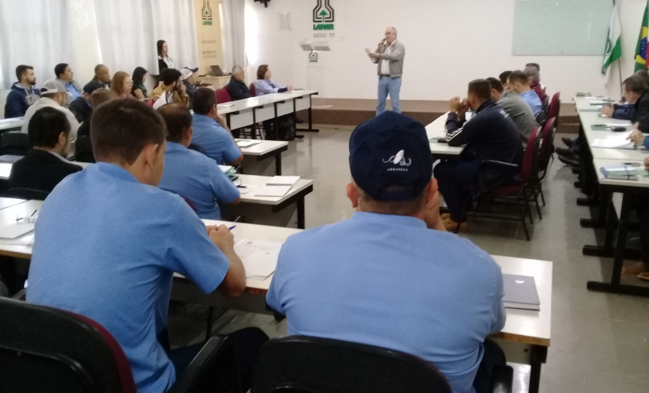 Representantes da cadeia produtiva da sericicultura debatem no Instituto Agronômico do Paraná (IAPAR), em Londrina, formas de modernizar e crescer de forma sustentável. Esse foi o ponto de partida do Curso de Atualização em Sericicultura, que começou nesta terça (20) e vai até a próxima sexta, com o apoio da Universidade Estadual de Londrina (UEL), Fiação de Seda Bratac e Emater. Foto: Divulgação/Iapar