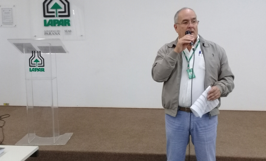 Representantes da cadeia produtiva da sericicultura debatem no Instituto Agronômico do Paraná (IAPAR), em Londrina, formas de modernizar e crescer de forma sustentável. Esse foi o ponto de partida do Curso de Atualização em Sericicultura, que começou nesta terça (20) e vai até a próxima sexta, com o apoio da Universidade Estadual de Londrina (UEL), Fiação de Seda Bratac e Emater. Foto: Divulgação/Iapar